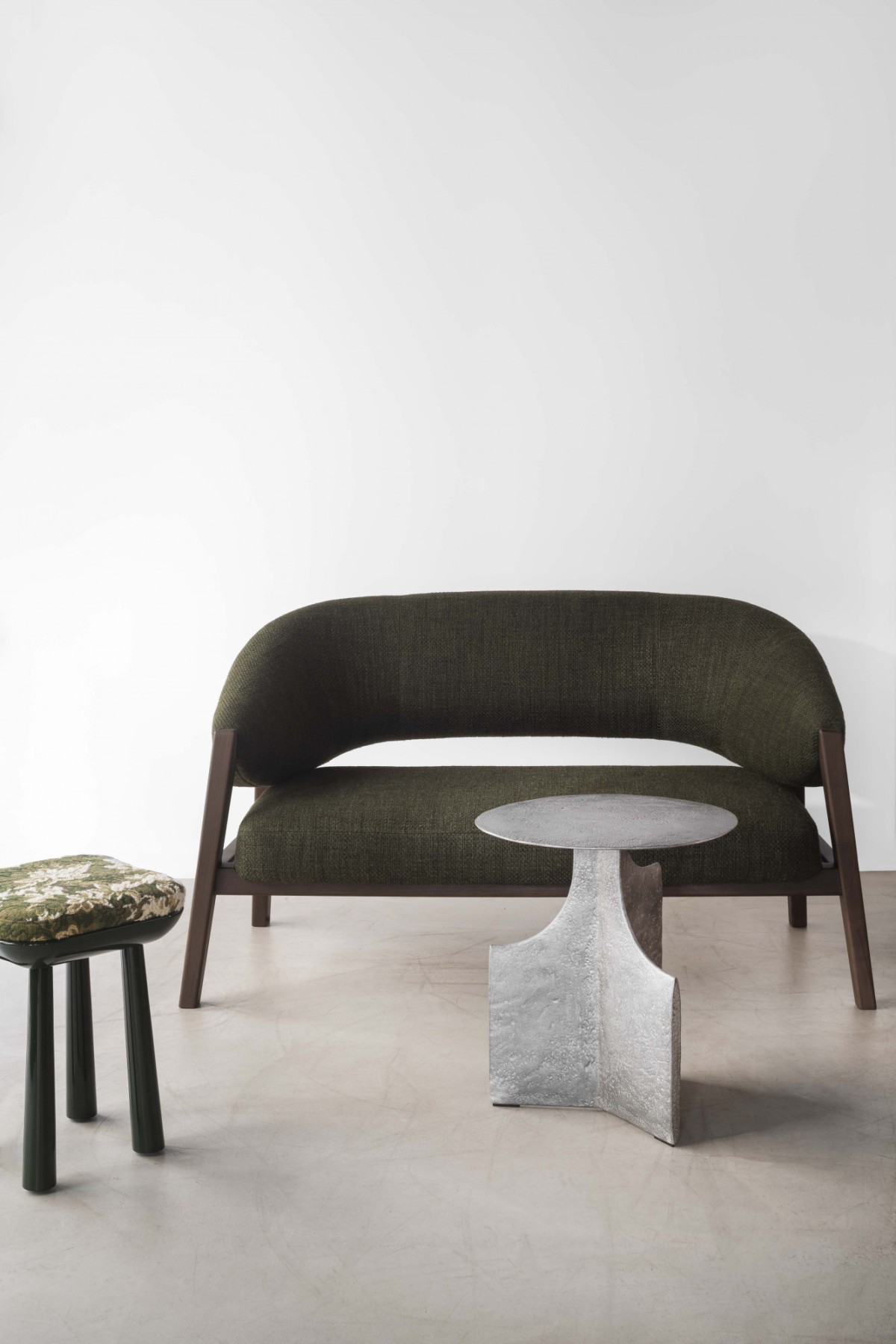 bme-2024-tabouret-vallauris-table-basse-fox-banquette-apora-2351