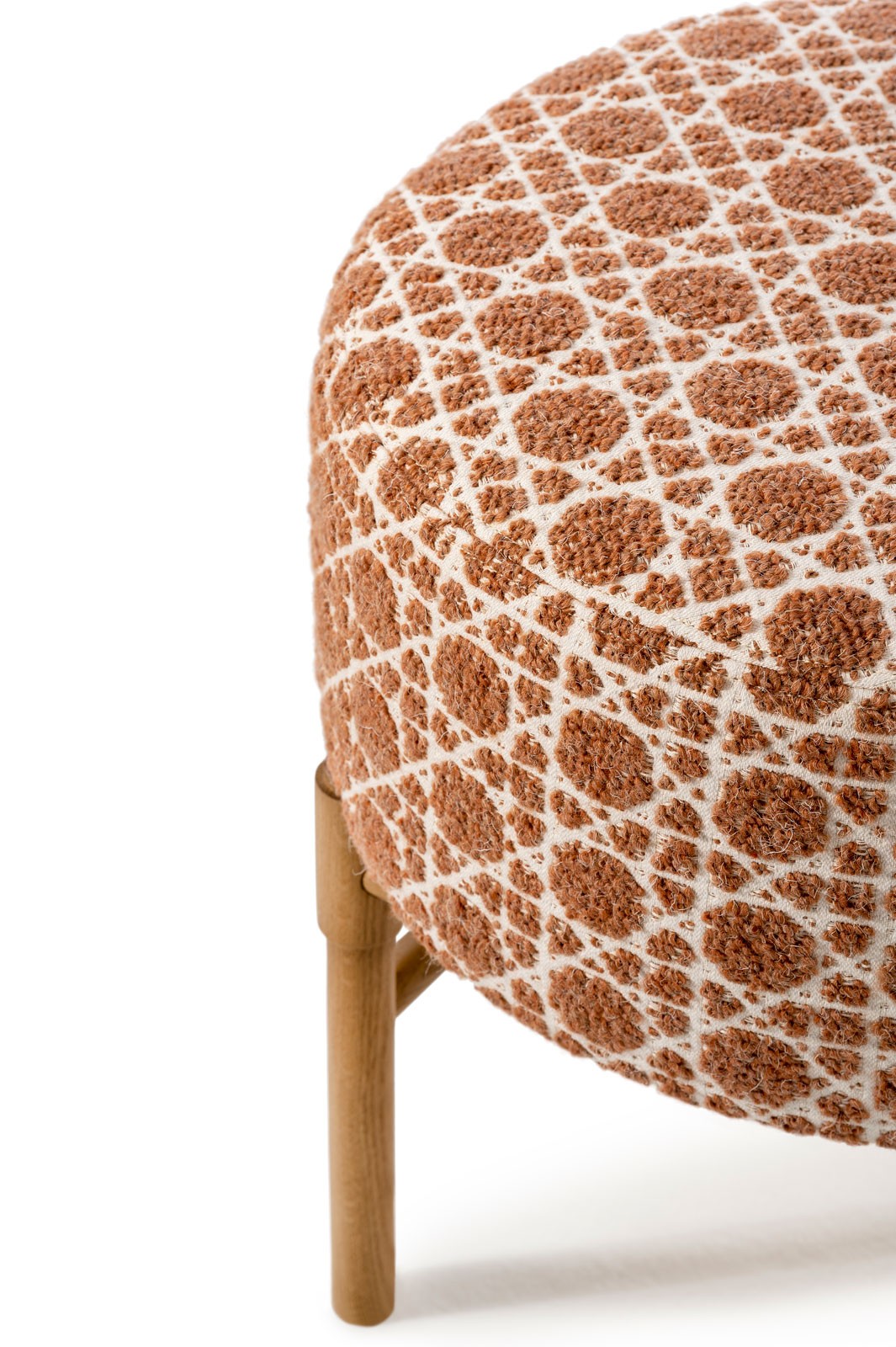 bruno-moinard-editions-bilbao-tabouret-stool-oak-chene-confortable-small-tissus-orange-broderie-embroidery-madeinfrance-bd