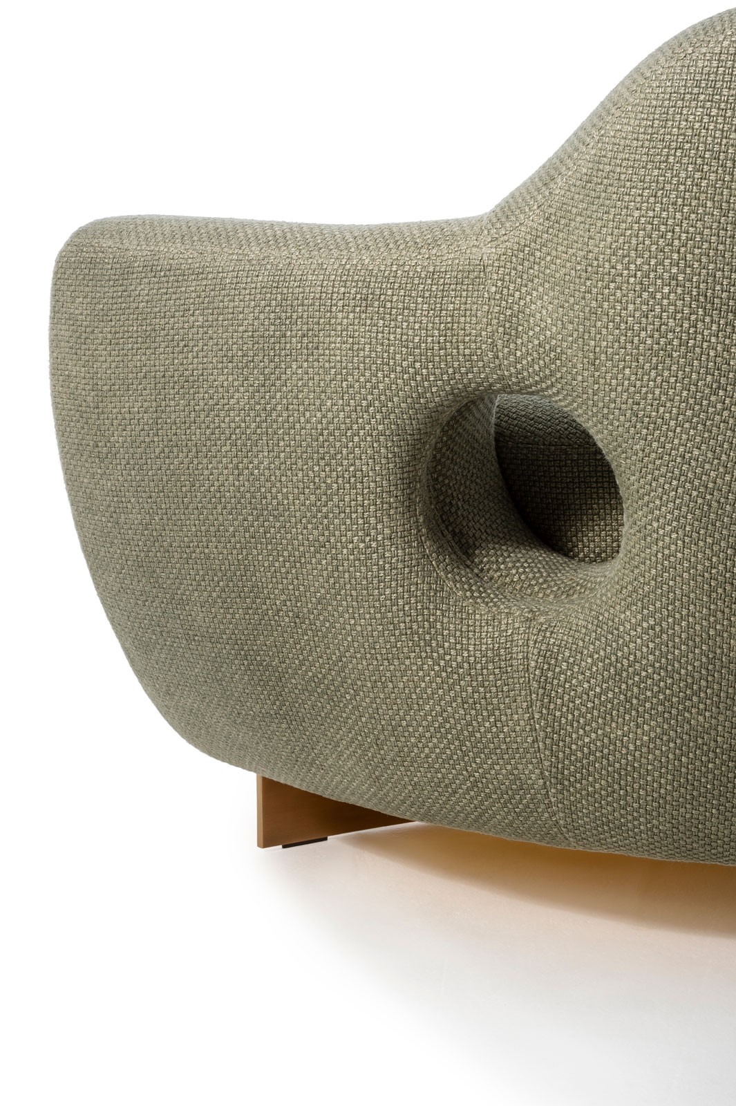 bruno-moinard-editions-gumi-canape-arrondi-roundedsofa-hole-circle-confort-elegant-design-vert-brass-laiton-patine-tissus-fabric