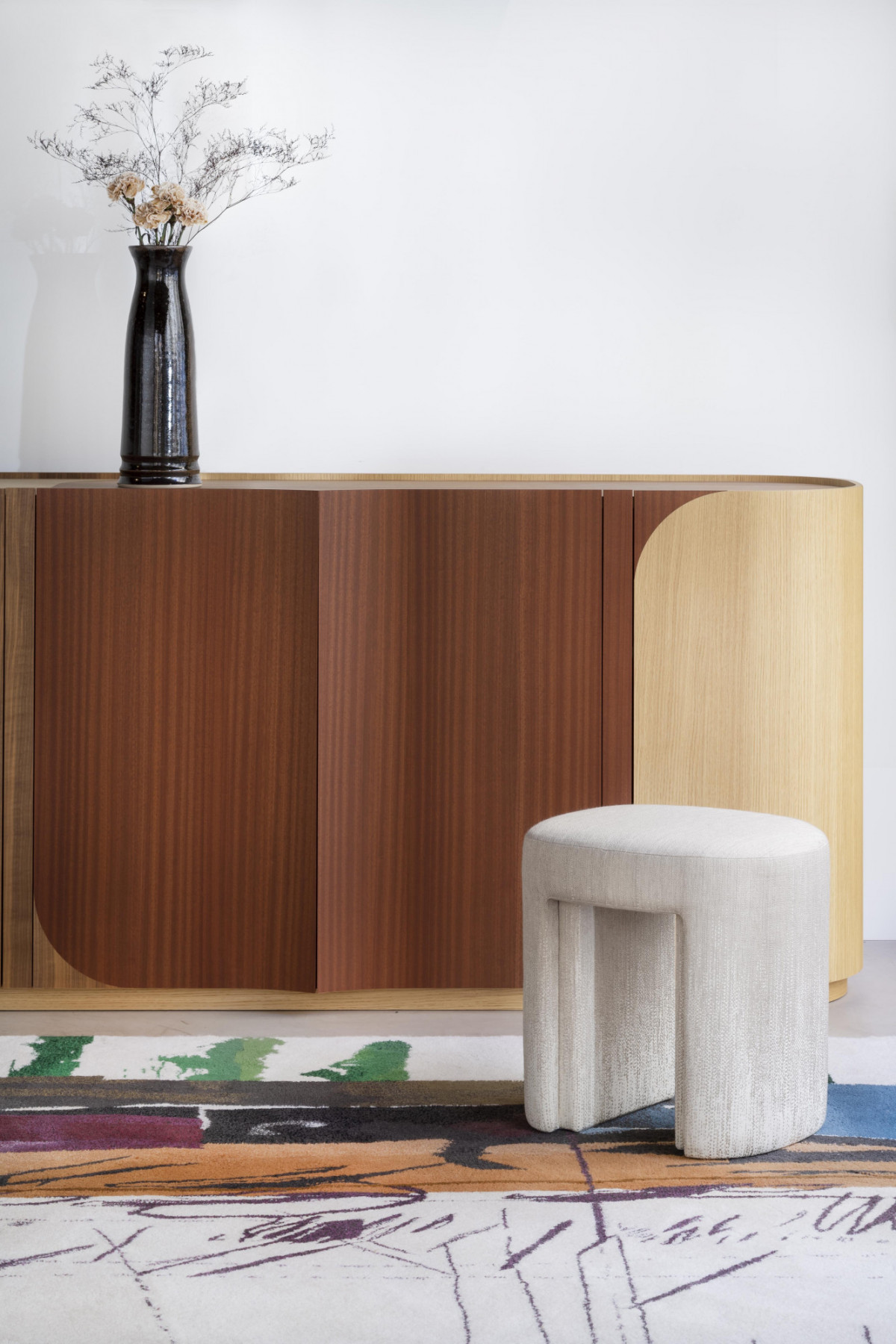 058-bme-2023-buffet-leyden-tapis-lima-tabouret-ponza-ceramique