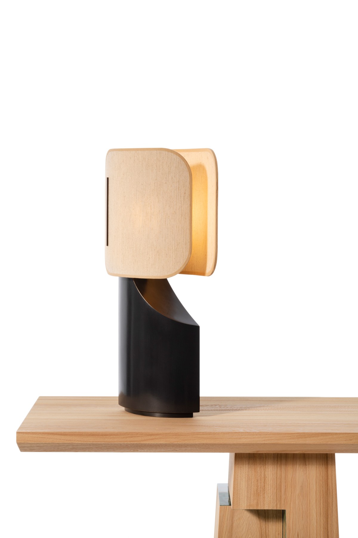 bruno-moinard-editions-ibiza-tablelamp-lampe-bronze-savoirfaire-handemade-artisanal-patine-noir-fin-elegant-madeinfrance-bd