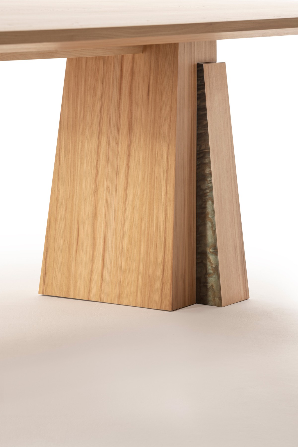 bruno-moinard-editions-etretat-dining-table-beautifull-detail-precieux-elm-orme-tamo-bois-brosse-madeinfrancede-bd