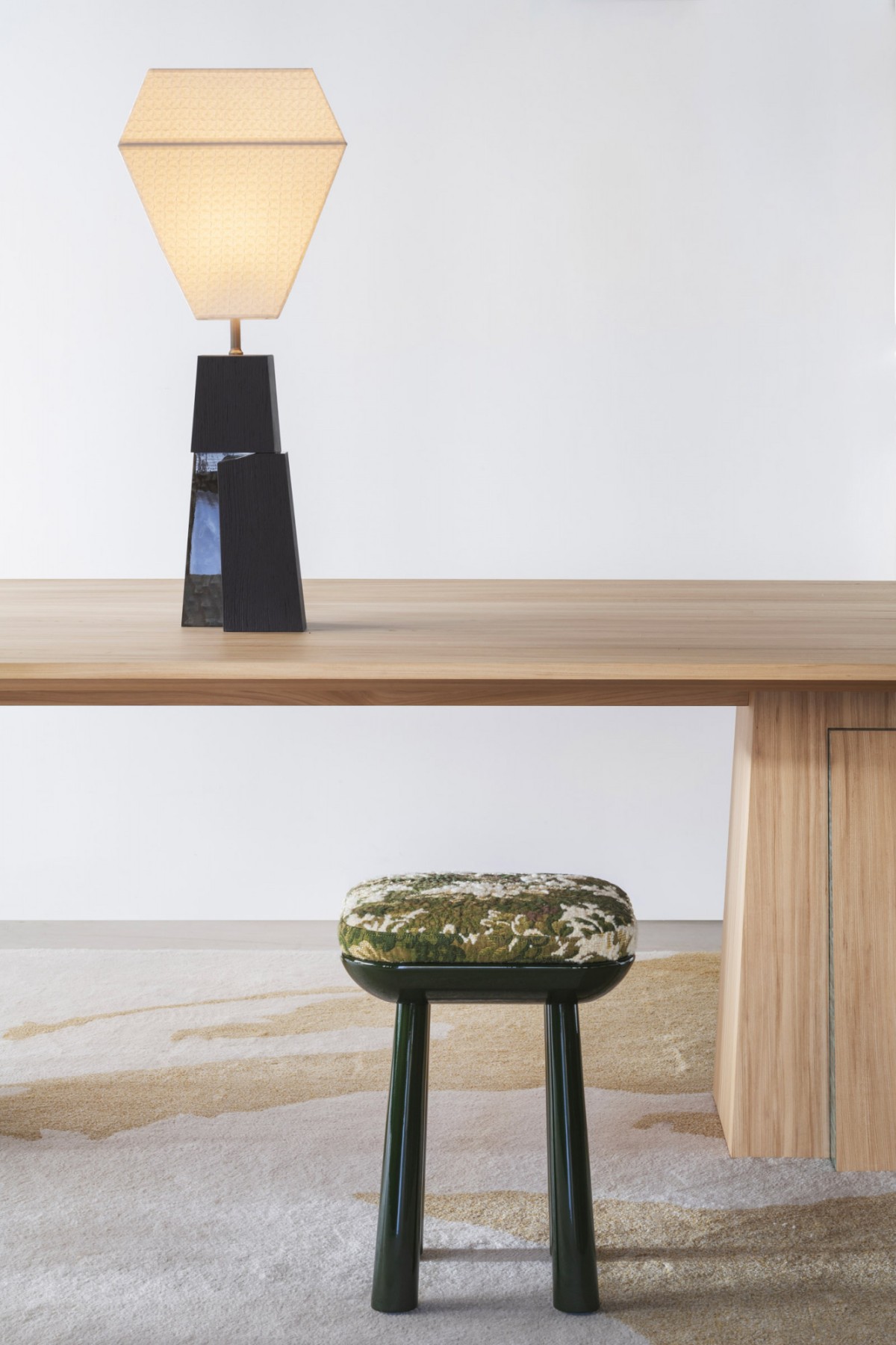 057-bme-2023-lampe-etretat-tabouret-vallauris-table-etretat-pas-tableau