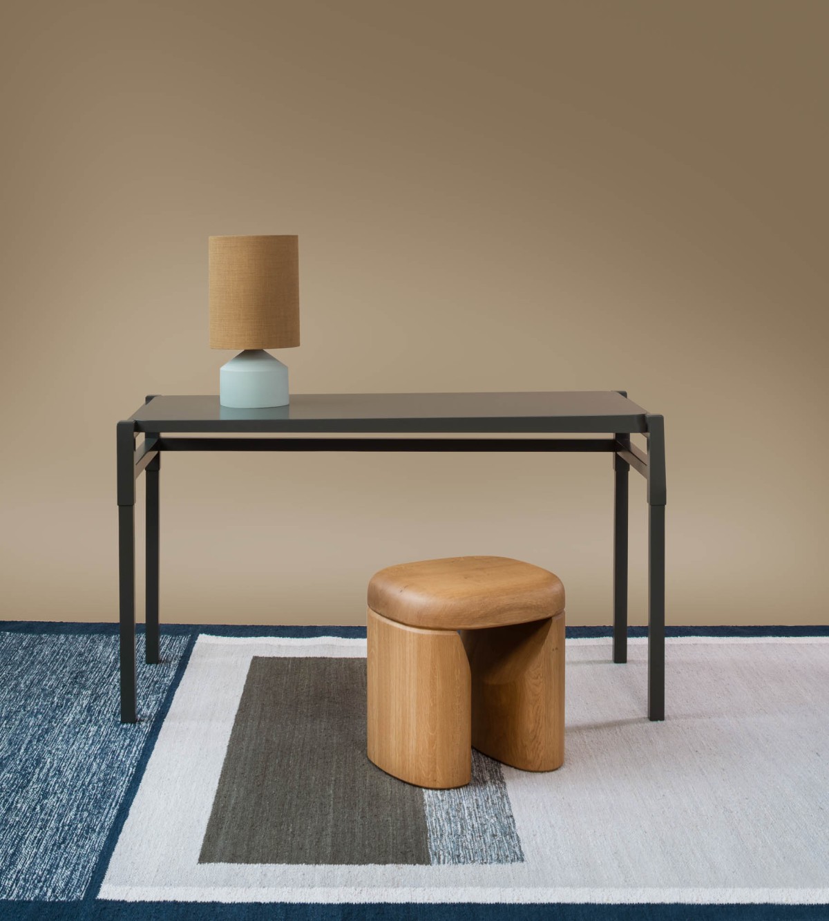 155-bme-contract-atlas-tapis-makalu-bureau-iseo-tabouret-umbra-lampe