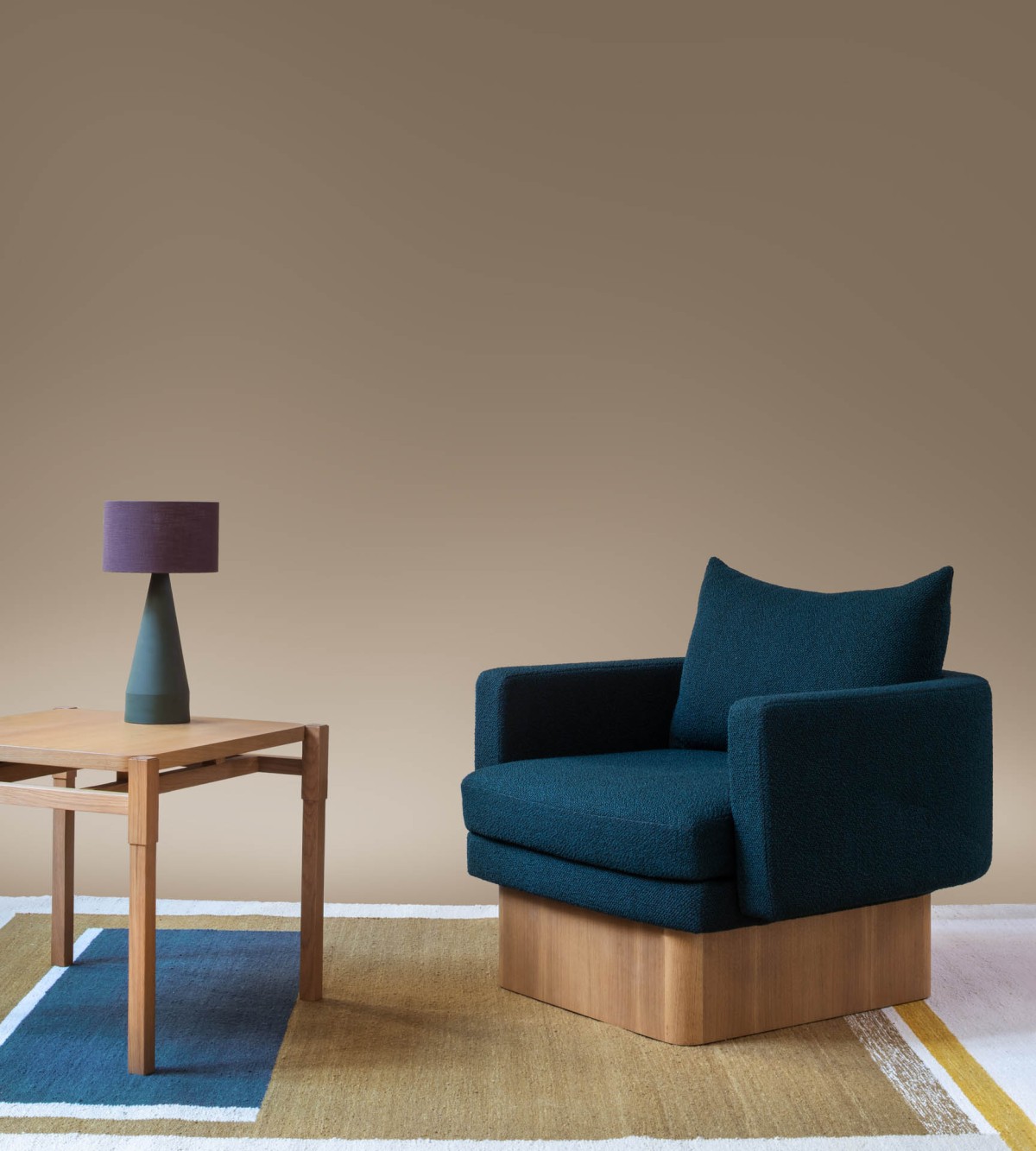 152-bme-contract-gobi-tapis-leman-fauteuil-makalu-table-basse-sila-pm-lampe
