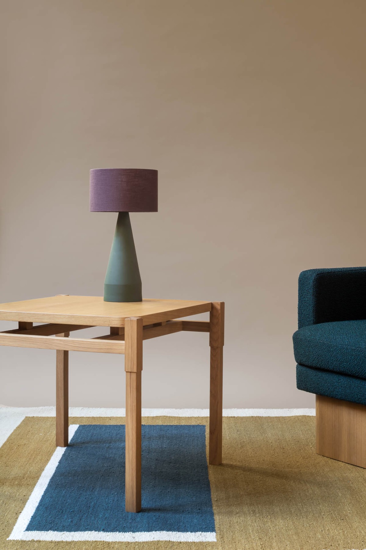 153-bme-contract-gobi-tapis-leman-fauteuil-makalu-table-basse-sila-pm-lampe