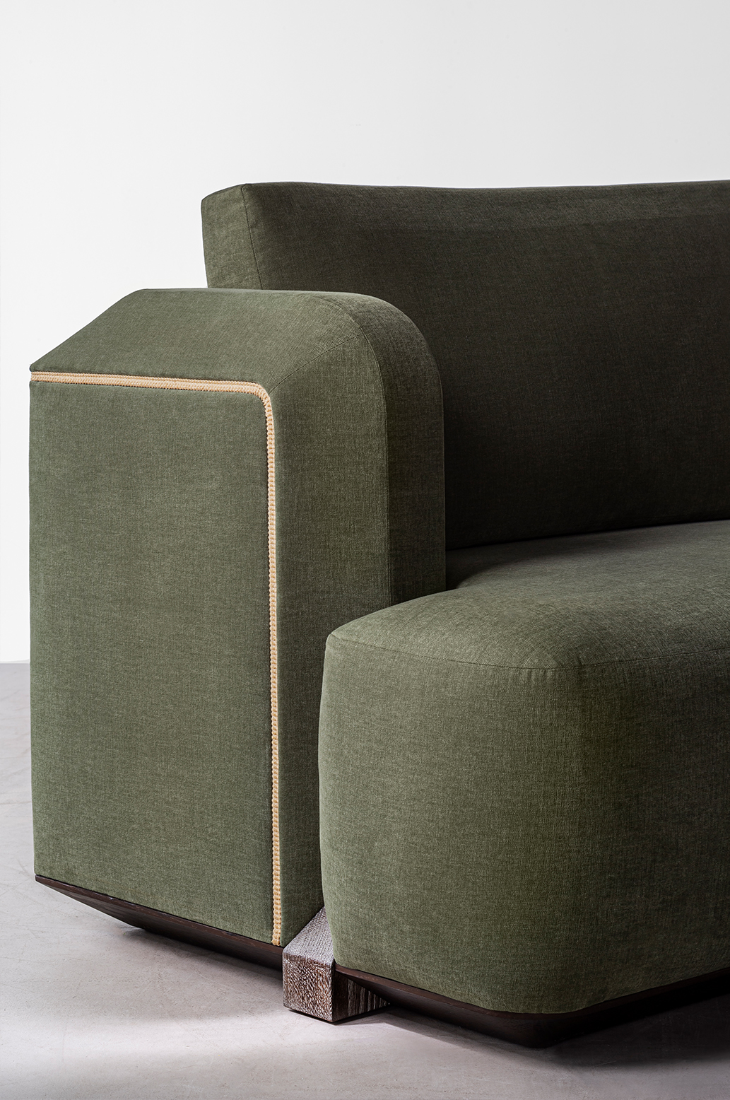 bruno-moinard-editions-manosque-sofa-canape-terzo-coffetable-rug-senigallia