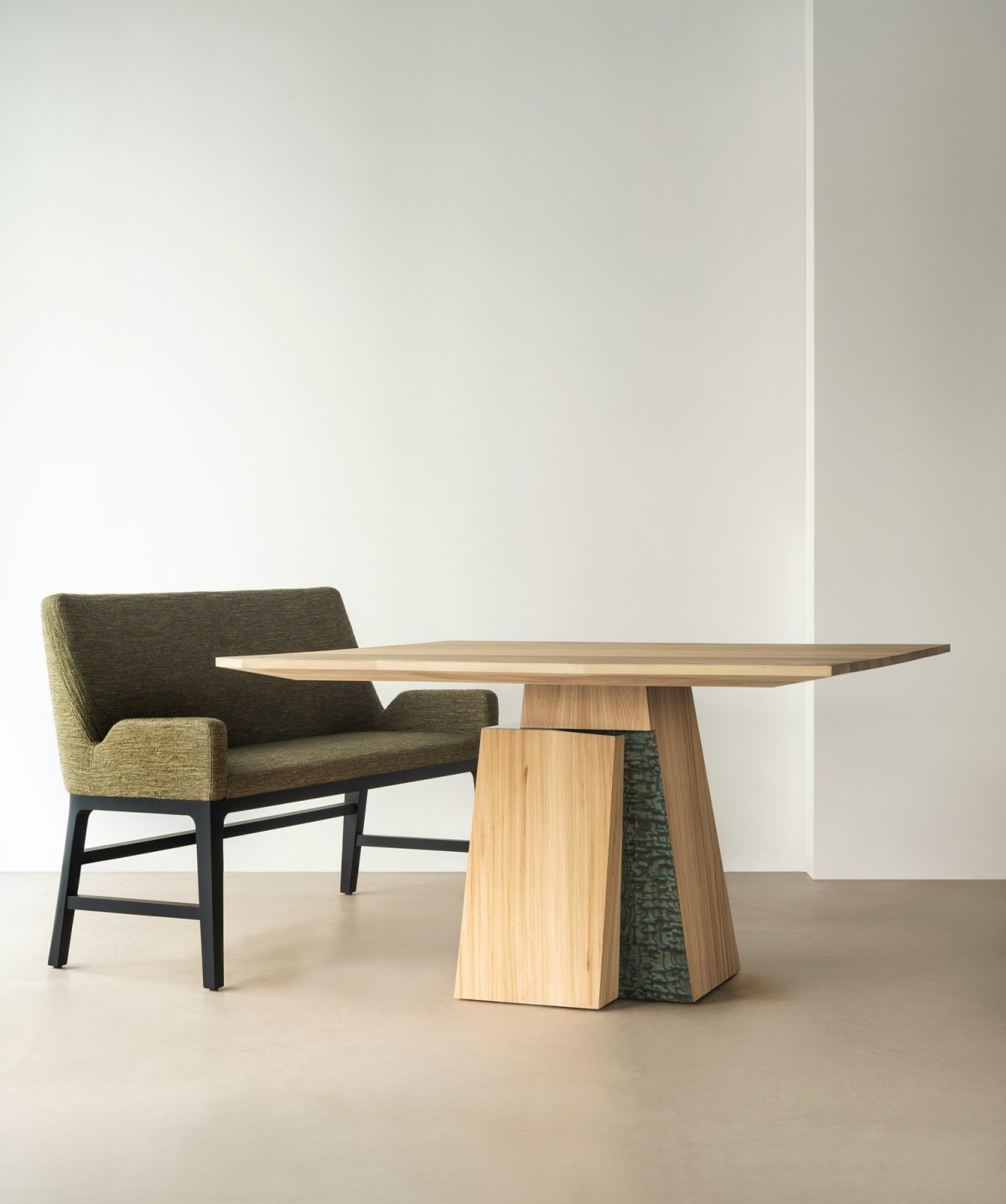 bme-2022-etretat-table-carree-et-banquette-vernon-bd-copie