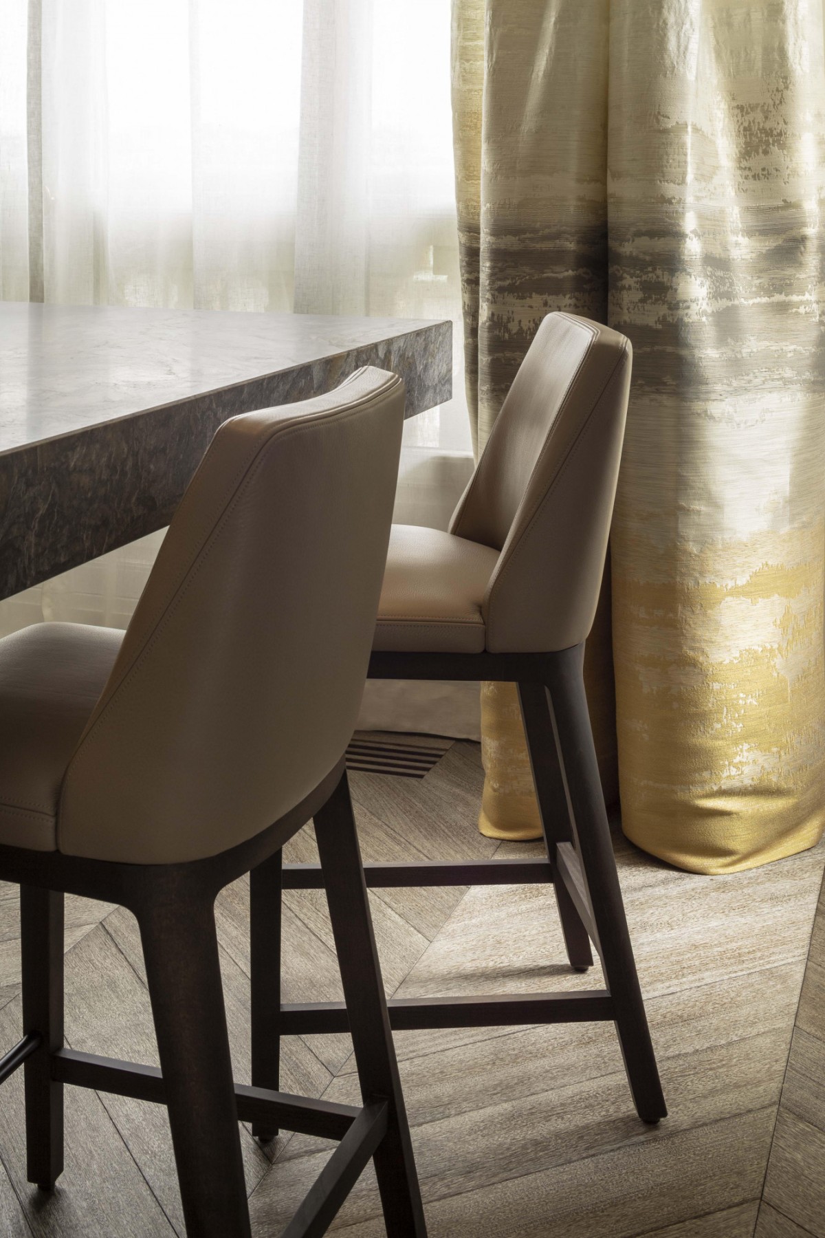 appartement-prive-2022-paris-bruno-moinard-editions-venron-tabouret-detailde-bar