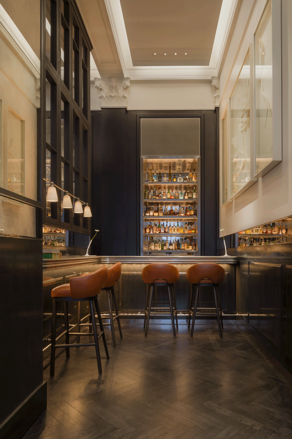 four-seasons-ten-trinity-la-dame-de-pic-gumi-barstool